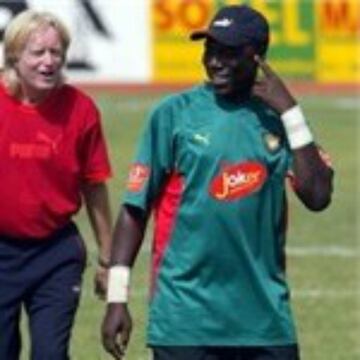 Fue el portero titular de Camerún en los Mundiales de España 82 e Italia 90. En su última cita mundialista llegó a los Cuartos de Final con 35 años.