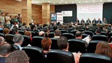 <b>GRAN EXPECTACIÓN. </b>El salón principal de actos de El Patio Herreriano se quedó pequeño: muchos asistentes siguieron la presentación desde las pantallas exteriores.