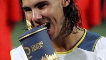<B>DÉCIMO TÍTULO. </B>Nadal levantó en Pekín su décimo trofeo en lo que va de año.