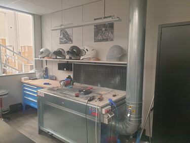 Así se fabrica un casco de carreras