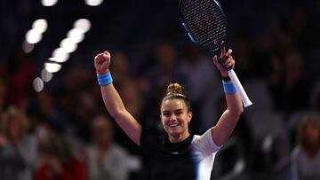 La tenista griega Maria Sakkari celebra su victoria ante Aryna Sabalenka en su partido de la fase de grupos de las WTA Finals.