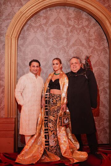 Adar Poonawalla, director ejecutivo del Serum Institute of India (SII), su esposa Natasha Poonawalla y el diseñador de moda Sandeep Khosla posan durante las celebraciones previas a la boda.