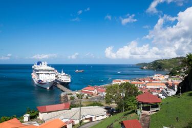 Granada está formada por la propia isla de Granada, dos islas más pequeñas, Carriacou y Pequeña Martinica, y varias islas pequeñas que se encuentran al norte de la isla principal y forman parte de las islas Granadinas.
En la actualidad Granada es uno de los países turísticamente hablando más interesantes de las pequeñas Antillas. Y, aunque en ocasiones es más conocida por ser uno de los paraísos fiscales del Caribe, cuenta con poderosas razones para visitarla. Paisajes volcánicos, lugares para hacer senderismo fascinantes, playas de postal, lugares para hacer snorkel o buceo.