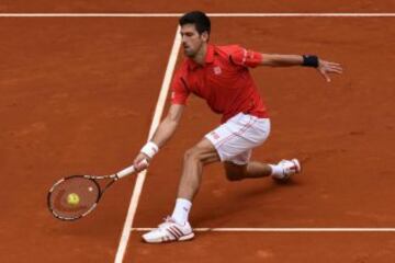 El tenista serbio Novak Djokovic devuelve la bola al escocés Andy Murray, en la final del torneo de tenis de Madrid que se disputa en la Caja Mágica. 