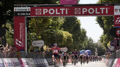 Kopecky entra en meta en la quinta etapa del Giro Women.