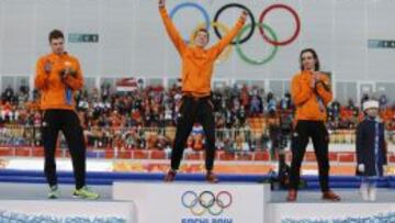 Jorrit Bergsma celebra su victoria en 10.000 metros escoltado por otros dos holandeses