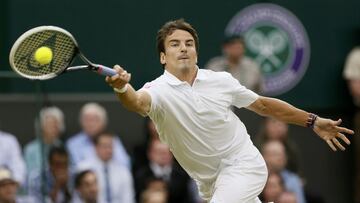 Tommy Robredo devuelve una bola durante su partido ante Andy Murray en Wimbledon 2013.