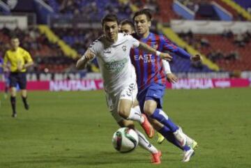 El centrocampista portugués del Albacete Balompié Rua Moutinho se escapa de Toño, del Levante, durante el partido de vuelta de dieciseisavos de final de la Copa del Rey de fútbol que se disputa esta noche en el estadio Ciutat de València. 