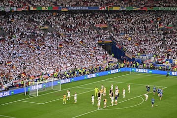 Los jugadores de la selección alemana abatidos tras ser eliminados de la Eurocopa.
