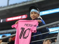 AME1625. BALTIMORE (ESTADOS UNIDOS), 07/03/2026.- Un aficionado sostiene una camiseta de Lionel Messi del Inter Miami este sábado, durante un partido de la MLS entre el DC United y el Inter Miami en el M&T Bank Stadium en Baltimore (EE.UU.). EFE/ Octavio Guzmán