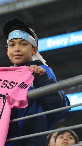 AME1625. BALTIMORE (ESTADOS UNIDOS), 07/03/2026.- Un aficionado sostiene una camiseta de Lionel Messi del Inter Miami este sábado, durante un partido de la MLS entre el DC United y el Inter Miami en el M&T Bank Stadium en Baltimore (EE.UU.). EFE/ Octavio Guzmán