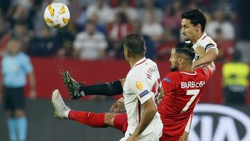 Jesús Navas pugna por un balón con Helder Barbosa en el Sevilla-Akhisar de la Liga Europa.