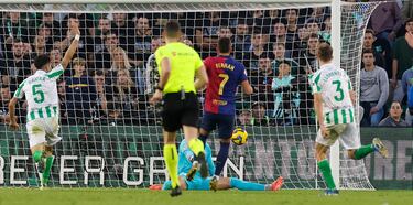 El delantero español del Barcelona, Ferran Torres, marca el 1-2 al Betis. 
