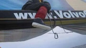 <b>VOLVO OCEAN RACE. </b>Pepe Ribes encima de la botavara preparando la mayor para los fuertes vientos.