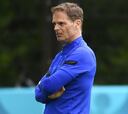 De Boer, después de que le pidan jugar con 4-3-3 con una avioneta: "Usaremos el 5-3-2"