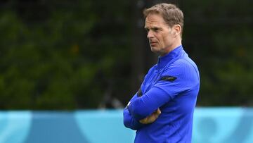 De Boer, despu¨¦s de que le pidan jugar con 4-3-3 con una avioneta: "Usaremos el 5-3-2"