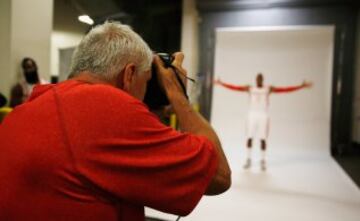 Los fotógrafos trabajan a destajo en Houston. Al fondo, la enorme figura de Dwight Howard.