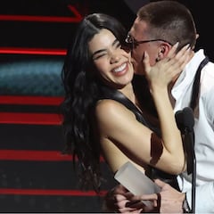 Los emotivos elogios de Peso Pluma hacia Kenia Os al recibir premio en los Billboards Awards Latin Music 2025