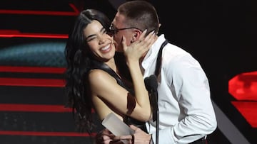 Los emotivos elogios de Peso Pluma hacia Kenia Os al recibir premio en los Billboards Awards Latin Music 2025