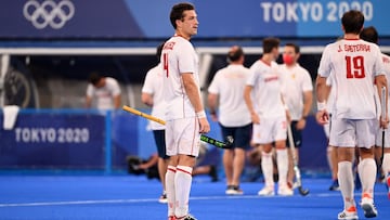 Los jugadores de la selecci&oacute;n de hockey hierba de Espa&ntilde;a se lamentan tras su derrota ante B&eacute;lgica en los cuartos de final de los Juegos Ol&iacute;mpicos de Tokio 2020.