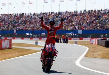 Francesco Bagnaia celebra su triunfo en Assen y se acerca en su objetivo de conseguir el bicampeonato.