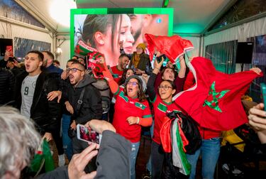La euforia se adueñó de Casa Árabe con el triunfo de Marruecos ante Portugal y su histórico pase a las semifinales del Mundial. Un centenar de aficionados vivieron el partido en la carpa habilitada para la ocasión, donde hubo una mayor presencia femenina y repitieron muchos de los hinchas que estuvieron el día de la victoria contra España.
