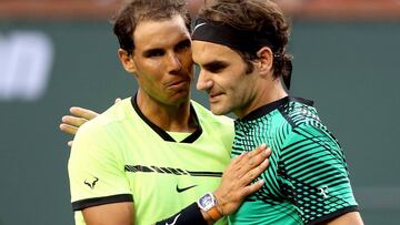 Rafa Nadal y Roger Federer se saludan tras su partido de octavos de final del BNP Paribas Open 2017 en el Indian Wells Tennis Garden de Indian Wells, California.