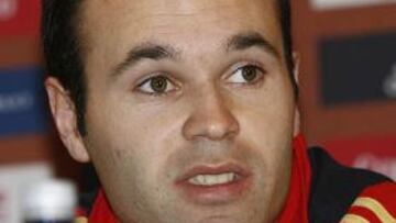 El centrocampista del Barcelona Andrés Iniesta cree que no está en sus manos que algún posible candidato a la presidencia del Real Madrid vuelva a utilizar su nombre como gancho electoral, pero tiene claro que, gane quien gane esos comicios, seguirá vistiendo de azulgrana, si es posible hasta que llegue el momento de colgar las botas. "No les puedo decir que no hablen de mí, pero tengo contrato hasta 2014 y, si Dios quiere, me retiraré en el Barça, que es mi ilusión".