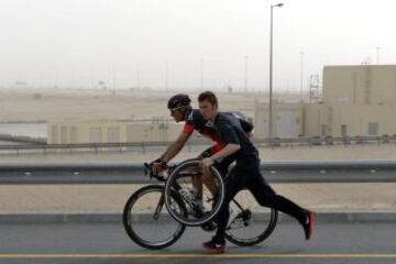 Un mecánico empuja a Philippe Gilbert después de reparar un pinchazo, durante la segunda etapa de la Vuelta a Qatar, disputada entre Al Wakra y Al Khor Corniche, de 187,5 kilómetros