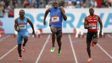 Usain Bolt compite contra el también jamaicano Lerone Clarke (izquierda) y Kim Collins de Saint Kitts & Nevis.