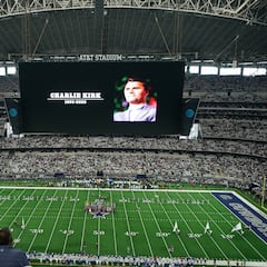 Cowboys homenajearon a Charlie Kirk, quien los odiaba por tener aficionados mexicanos