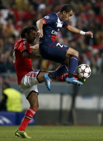 Benfica-PSG. Lucas y Silvio luchan por un balón.