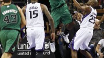 Jeff Green (Boston Celtics) anota ante DeMarcus Cousins y Travis Outlaw (Sacramento Kings).