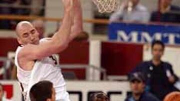 <b>PAT BURKE.</B> El pívot irlandés realizó un gran partido y fue un escollo en la pintura para Patterson, Reyes e Iturbe, los pivots estudiantes.