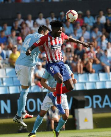 El defensa mexicano del Celta de Vigo, Néstor Araujo, pelea un balón ante el centrocampista ghanés del Atlético de Madrid, Thomas Partey  