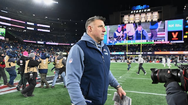 Here’s how much money Mike Vrabel, the Patriots head coach, makes per year.