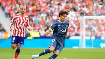 MADRID, 08/10/2022.- El centrocampista del Girona Rodrigo Riquelme (d) se lleva la pelota ante el delantero del Atlético de Madrid, Antoine Griezmann (i), durante el partido Atlético de Madrid-Girona de LaLiga Santander que se disputa este sábado en el estadio Cívitas Metropolitano en Madrid este sábado. EFE/Zipi Aragón
