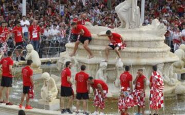 Celebración de los jugadores del Sevilla en la plaza de la Puerta de Jerez, durante el paseo triunfal que ha realizado el equipo esta tarde para festejar y ofrecer a la ciudad su quinta Liga Europa conseguida el pasado miércoles en Basilea (Suiza