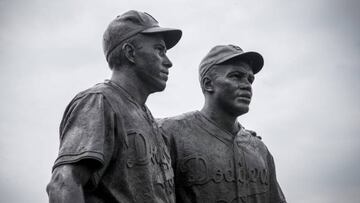 Estatua de la m&iacute;tica escena entre Pee Wee Reese (izquierda) y Jackie Robinson, situada en Coney Island.