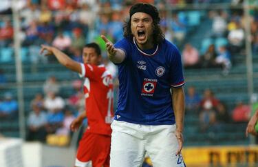 El defensor chileno se sumó a Cruz Azul en 2011, como un elemento importante en la zaga, pero las lesiones terminaron por mermar su desempeño y en 2012 alió del equipo. Actualmente, Waldo está inactivo, pero tiene su línea de tenis y zapatos bajo la marca