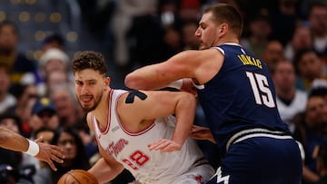 Alperen Sengun, defendido por Nikola Jokic durante el Nuggets-Rockets jugado en Denver.