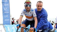 El corredor murciano del equipo Movistar, Alejandro Valverde, es asistido tras cruzar la linea de meta de la cuarta etapa de la 71&ordf; edici&oacute;n de La Vuelta Ciclista a la Comunitat Valenciana.