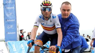 El corredor murciano del equipo Movistar, Alejandro Valverde, es asistido tras cruzar la linea de meta de la cuarta etapa de la 71&ordf; edici&oacute;n de La Vuelta Ciclista a la Comunitat Valenciana.