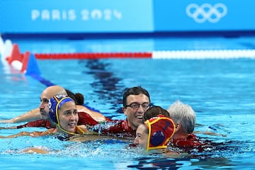 Jordi Valls celebra el oro olmpico entre Pili Pe?a y Laura Ester, en el agua de La Dfense Arena.