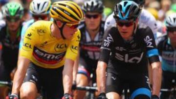 Froome, junto a Dennis en la salida de la segunda etapa.