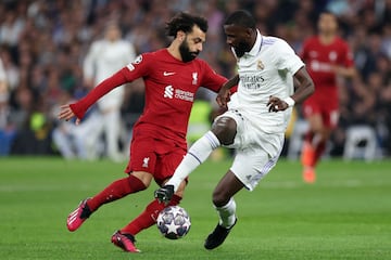 Mohamed Salah intenta regatear a Antonio Rüdiger.