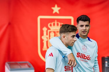 Morata y Fermín en uno de los grupos.