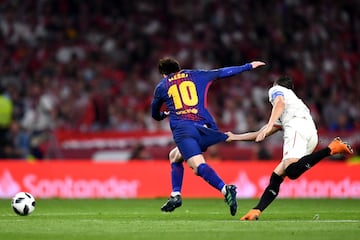 Messi and Escudero.