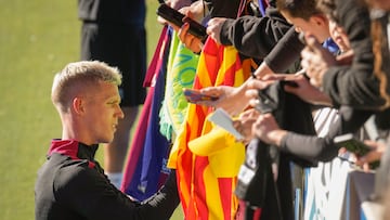 Dani Olmo, firmando autógrafos durante el entrenamiento que el Barça celebró a puertas abiertas en el Estadi Johan Cruyff.