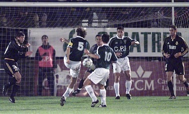 En la misma temporada en el que Alavés se quedaba a las puertas de consumar su gesta europea, el Madrid sufría uno de sus mayores ridículos en el torneo del KO. La Copa del Rey estrenaba formato a partido único. El nuevo formato obligaba a todos los Primera a entrar en competición en treintadosavos de final visitando a un equipo de Segunda B y Tercera, aunque, a diferencia de ahora, el sorteo se hacía por proximidad geográfica.